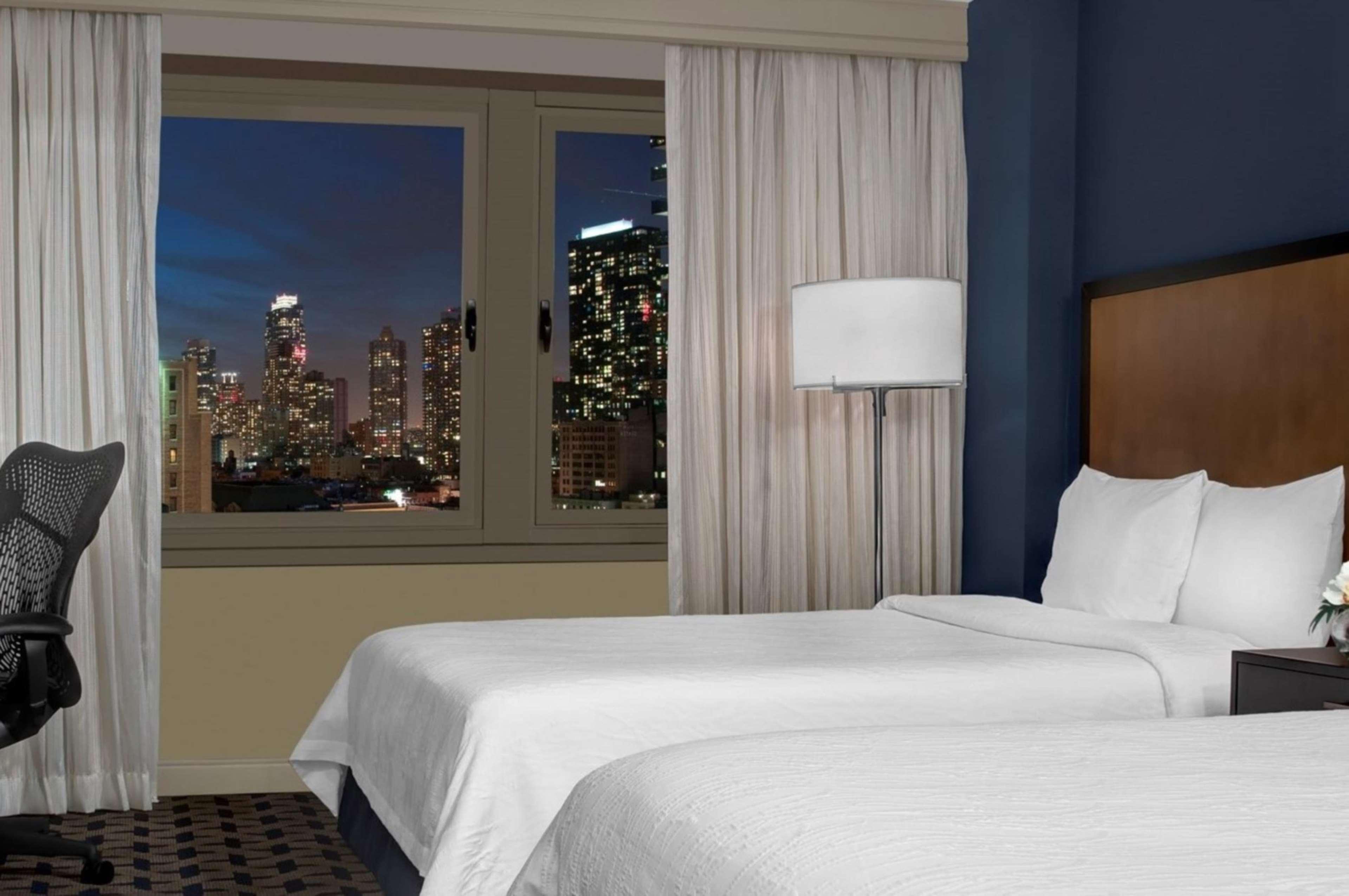 Kimpton Theta New York - Times Square By Ihg Hotel Luaran gambar A guest room at the Hilton New York