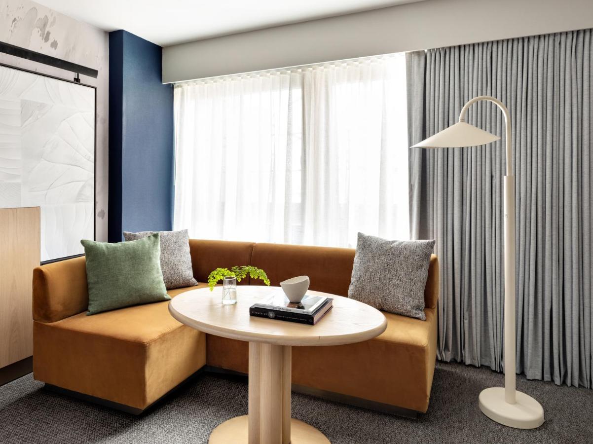 Kimpton Theta New York - Times Square By Ihg Hotel Luaran gambar A living room at the Hotel Zags