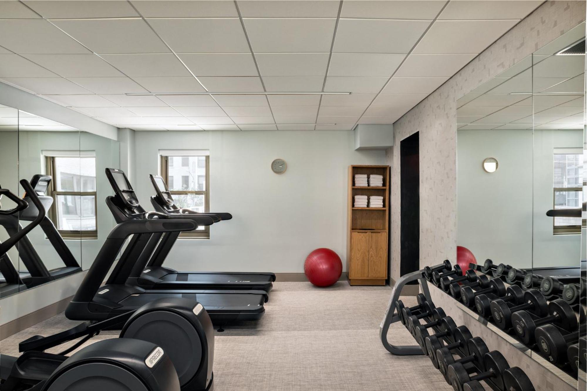 Kimpton Theta New York - Times Square By Ihg Hotel Luaran gambar The gym at The Standard East Village
