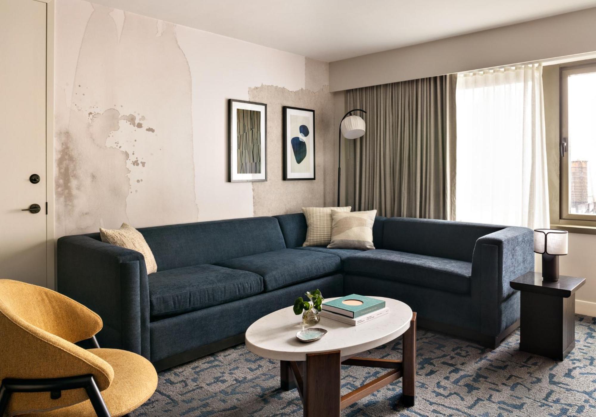 Kimpton Theta New York - Times Square By Ihg Hotel Luaran gambar A living room at the Hotel Commonwealth