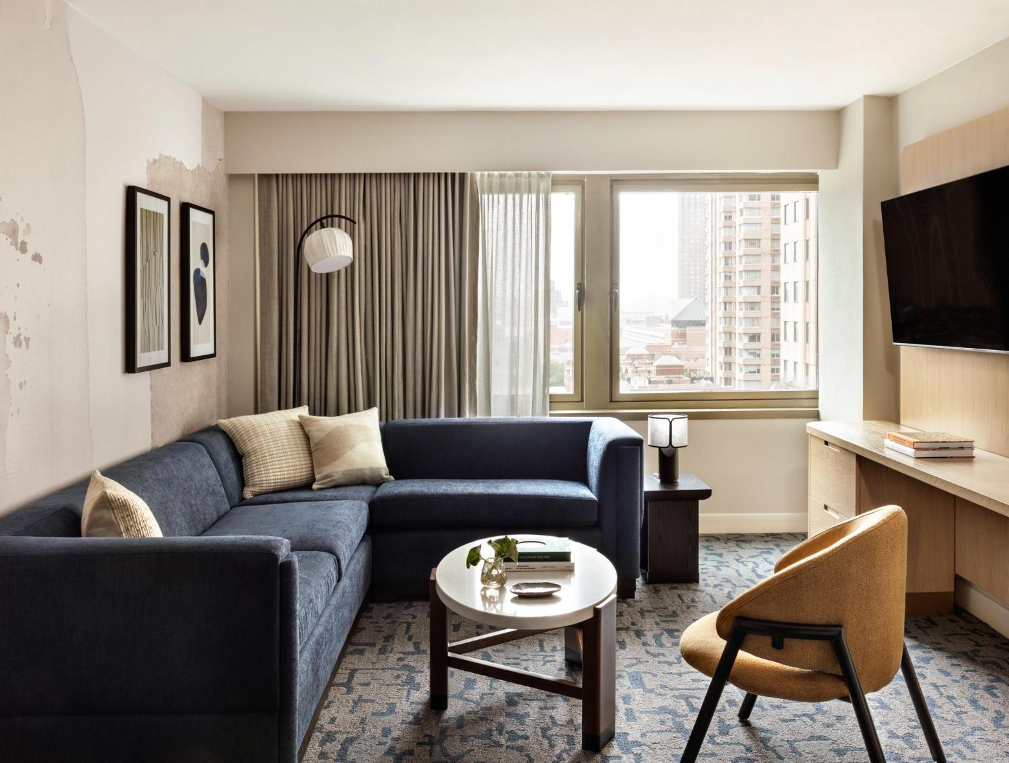 Kimpton Theta New York - Times Square By Ihg Hotel Luaran gambar A living room at the hotel