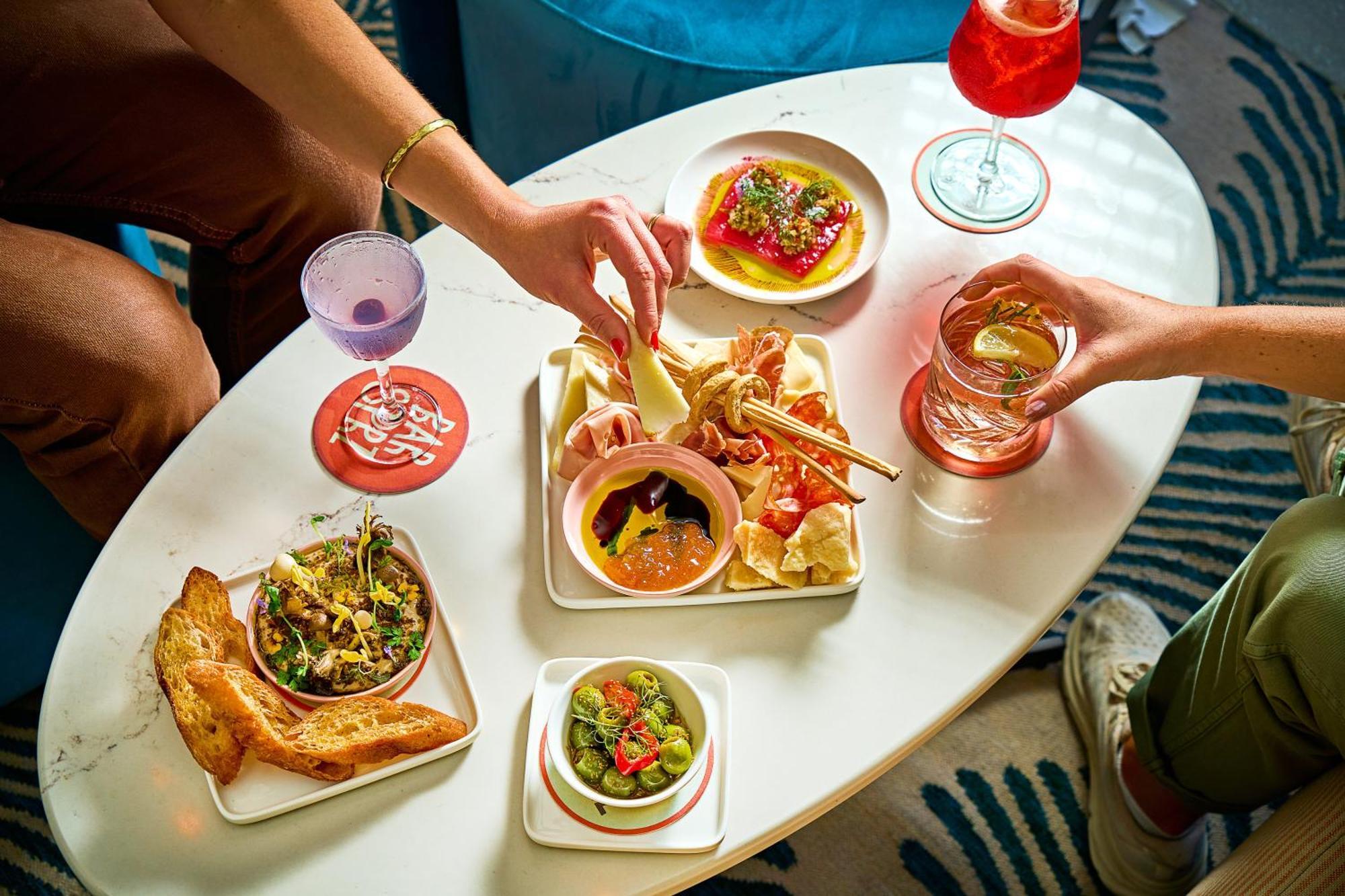 Kimpton Theta New York - Times Square By Ihg Hotel Luaran gambar A selection of tapas