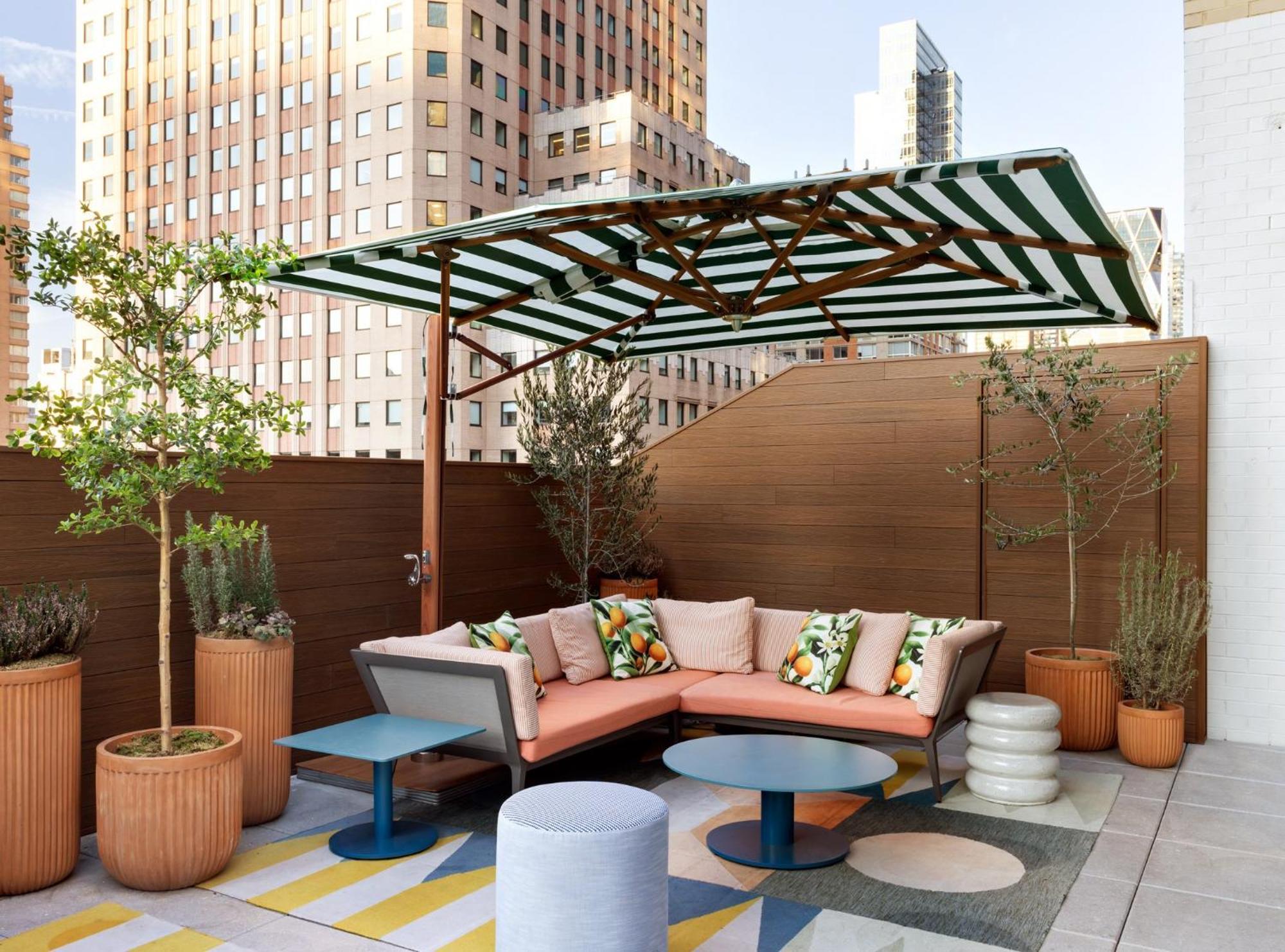 Kimpton Theta New York - Times Square By Ihg Hotel Luaran gambar The rooftop terrace at the Standard East Village