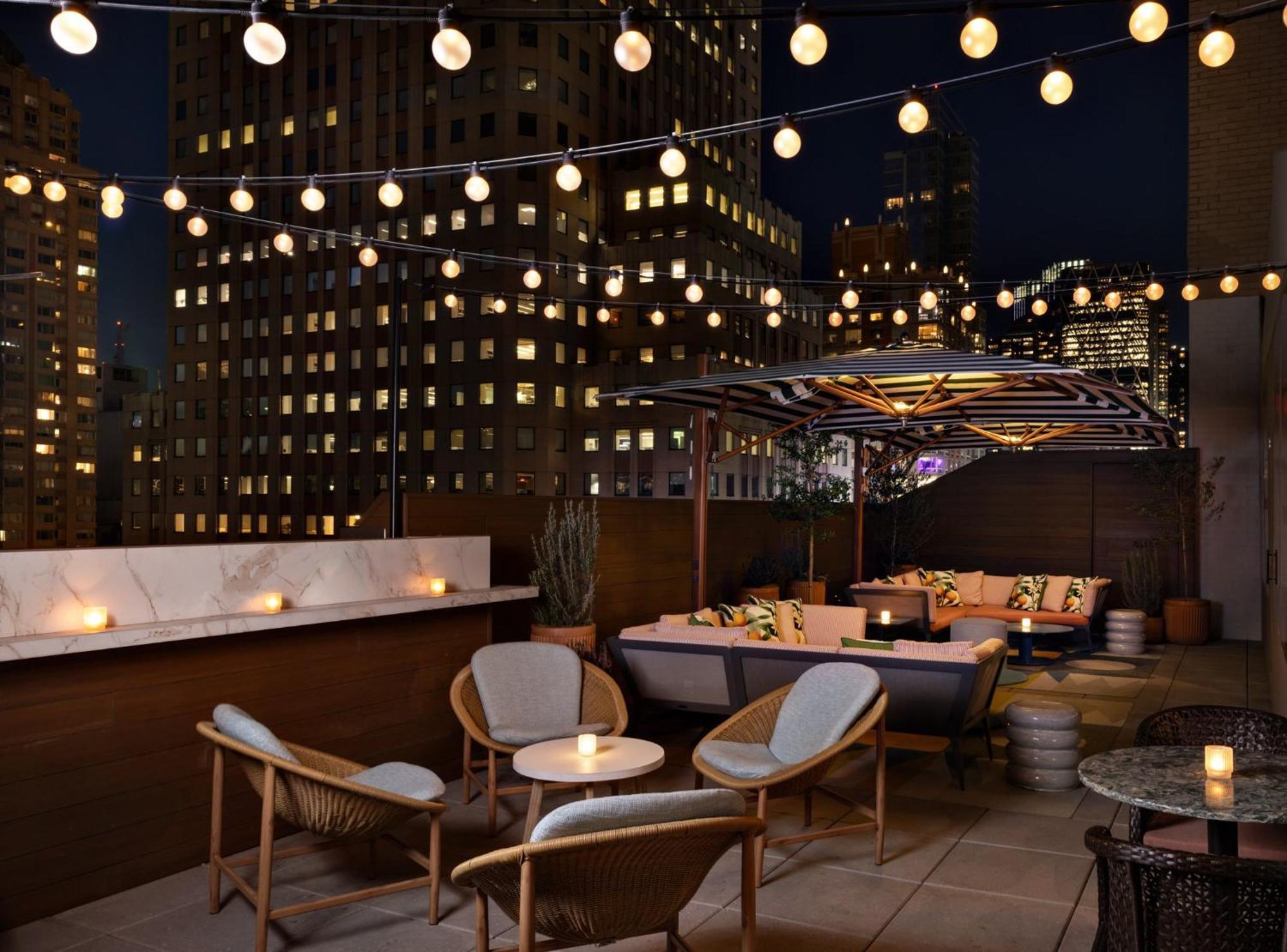Kimpton Theta New York - Times Square By Ihg Hotel Luaran gambar The rooftop bar at the Standard East Village
