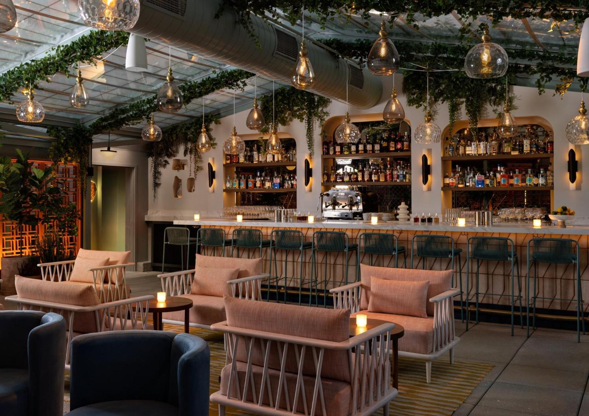 Kimpton Theta New York - Times Square By Ihg Hotel Luaran gambar The bar at the 100 Queen's Gate